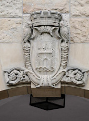 Altonaer Wappen über dem Eingang zum Gymnasium Altona.
