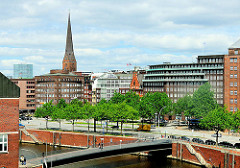 Blick über den Zollkanal zum Messberg - Wandrahmsbrücke, Fussgängerbrücke; Chilehaus und Kirchturm der St. Petrikirche an der Mönckebergstrasse in der Hansestadt Hamburg.