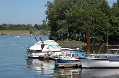 Sportboote am Steg - Motorboote im Hafen von Hamburg Neuland - Bootsausflug auf der Elbe.