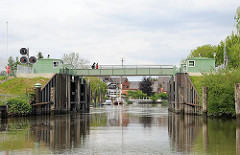 Altes Estesperrwerk - Fussgänger überqueren die Hochwasserschutzanlage.