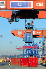 Verladung von Containern im Hamburger Hafen - Weitertransport der Metallboxen mit dem Güterzug.