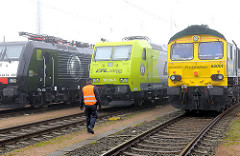Lokomotiven - Güterbahnhof Hamburger Hafen - Bahnarbeiter mit Warnweste.