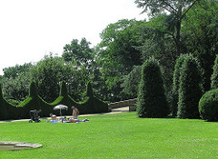 Naherholung - Parks in Hamburg - Römischer Garten Wiese mit Buchsbaumhecke.