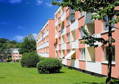 Mehrstöckige Wohngebäude - farblich abgesetzte Fassade mit Balkons und Grünfläche vor dem Haus - Architekturfotografie Hamburgs, Gebäude in Hamburg Wilstorf.