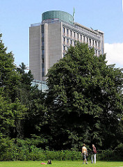 Grünanlage an der Sechslingspforte - ARchitektur Hamburgs Verwaltungsgebäude, Bürohaus.