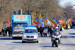 Ostermarsch Hamburg - Polizeiwagen, Polizeimotorrad an der Demonstrationsspitze - Lautsprecherwagen; Demonstrationszug mit Fahnen.