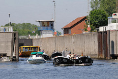 Harburger Schleuse - Boote verlassen die Schleusenkammer, von der Süderelbe kommend - Einfahrt in den Harburger Hafen.