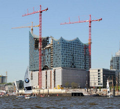 Baustelle der Hamburger Elbphilharmonie im Stadtteil Hafencity an der Elbe.
