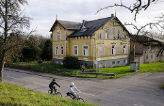Radfahrer an der Deichstrasse - Moorburger Elbdeich.