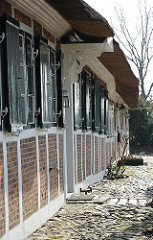 Historisches Hufnerhaus aus der 2. Hälfte des 16. Jhs; Kopfsteinpflaster.
