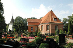 Hamburger Kirchen - Kirchwerder Kirche St Severini - historischer Kirchenbau Friedhof mit Grabsteinen.