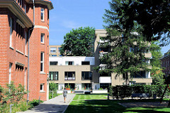Neubauten und restaurierte Krankenhausgebäude - Areal des ehemaligen Allgemeinen Krankenhaus Hamburg Barmbek.