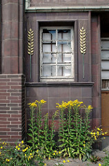 Fenster mit Ährendekor und blühenden Strassenblumen / Wildkraut - Gebäude der Harburger Mühlenbetriebe ( 2006 ).