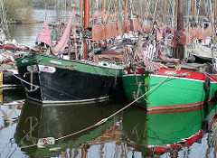 Schiffe im Finkenwerder Hafen.