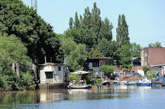 Harburger Holzhafen - Hauseboote im Kanal - Sportboote, Motorboote.