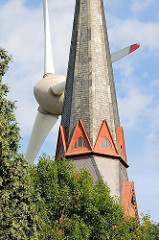Kirchturm der St. Gertrud Kirche in Hamburg Altenwerder - Nabe und die 58m langen Rotorblätter.