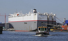 Bilder von Frachtschiffen im Hafen Hamburgs - Barkasse im Hansahafen - Stadtteile Hamburgs, Kleiner Grasbrook - Hafengebiet.