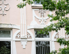 Hamburgs Architektur - Jugendstilfassade an der Heimfelder Haakestrasse - Ornamente an der Hausfassade.