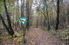 Schild Naturschutzgebiet - Wald am Bachlauf der Saselbek.