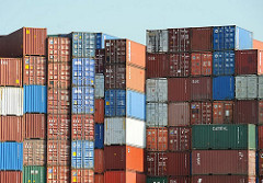 Gestapelte Container am Reiherstieg in Hamburg Wilhelmsburg - bunte Transportkisten aus Stahl.