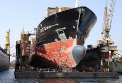Frachtschiff zur Reparatur im Schwimmdock der Norderwerft im Reiherstieg, HH Steinwerder.