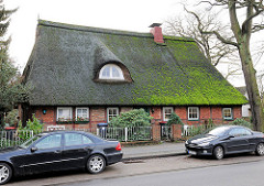 Wohnhaus - Fachwerkgebäude mit Reetdach; Neuwiedenthaler Strasse in Hamburg Hausbruch.