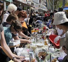 Besucher stöbern auf dem Flohmarkt des Osterstrassenfests - Bilder aus dem Hamburger Stadtteil.