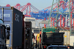 Dichter LKW-Verkehr / Stau auf dem Weg in den Hamburger Freihafen - Containerbrücken vom Waltershofer Hafen, Containerterminal EUROGATE.