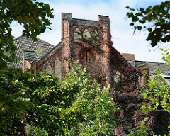 Backsteingiebel mit Wein bewachsen - ehem. Mädchenschule Woellmerstrasse, Erbaut 1910 - Architekt Harburger Stadtbaurat Friedrich Homann.