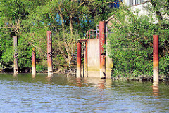 Alte Stahldalben und Anleger aus Beton - Schmidtkanal Hamburg Wilhelmsburg.