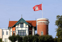 Süllberg in Hamburg Blankenese - die Hamburg Fahne weht auf dem Turm über dem Hamburger Stadtteil.