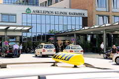 Eingang des Neubaus der Asklepios Klinik Hamburg Barmbek; Taxischild und Taxis vor dem Eingang.