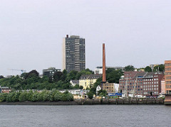 Gebäude und Elbufer an der Grossen Elbstrasse - Hamburg Altona, Altstadt; Hochhaus und Fabrikschornstein ( 2003)