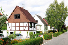 Einfamilienwohnhäuser mit Vorgarten - teilweise mit Fachwerk - Spitzdachgebäude in der Siedlung Wohlersweg in HH-NEULAND.