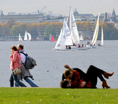 Herbstsonne in Hamburg - Herbstregatta / Alster-Glocke auf der Aussenalster - Spaziergänger und Liebespaar; Bilder aus Hamburg Hohenfelde.