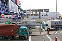 Lastzüge mit Containern an der Einfahrt zum HHLA Container Terminal Tollerort.