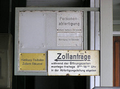 Schilder an der Zollstelle Alter Elbtunnel - Hamburg Freihafen Zollamt Elbtunnel / Zollanträge.
