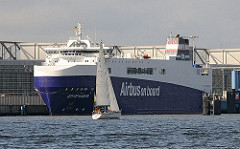 Airbus Frachtschiff City of Hamburg Schiffsanleger Airbus Finkenwerder  Segler auf der Elbe.