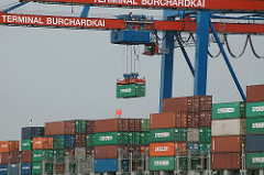 Containerbrücke mit Container am Containerterminal Burchardkai - Hamburgs Hafengebiet, Stadtteil Waltershof.