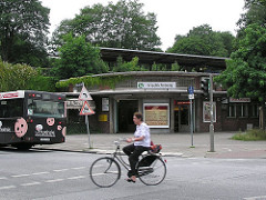 Friedrichsberg S-Bahnhof im Hamburger Stadtteil Dulsberg - Bushaltestelle Fahrrad.