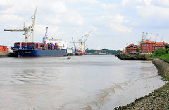 Blick in den Hansahafen des Hamburger Hafens; rechts historische Hafenarchitektur am Hansahöft - links ein Containerschiff am HHLA Terminal O'Swaldkai - Bilder aus dem Hamburger Stadtteil Kleiner Grasbrook