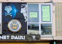 Fassade / Fenster am Spielbudenplatz in Hamburg St. Pauli - Planet Pauli, Kein Abriss Essohäuser.