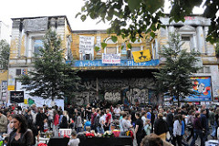 Flohmarkt auf dem Strassenfest der Sternschanze - Flohmarktstände vor der Roten Flora.
