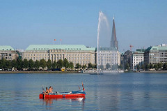 Kanus auf der Hamburger Binnenalster - Blick zum Stadtteil Hamburg Altstadt - Turm der St. Jacobikirche; Kontorhaus der HAPAG Lloyd Reederei am Ballindamm.