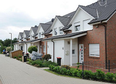 Neubauten im Hamburger Stadtteil Langenbek - moderne Reihenhäuser; Wohnstrasse.