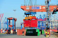 Ein Container wurde von der Krananlage am Güterbahnhof Burchardkai aufgenommen. Im Hintergrund die Containerkräne am Athabaskakai.