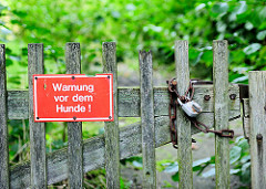 Schild "Warnung vor dem Hunde" - Staketenzaun / Stakententor mit Kette und Schloss gesichert - Stadtteilfotos aus Hamburg Gut Moor.