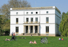 Liegewiese vorm denkmalgeschützten Jenischhaus im Jenischpark - Stadtteil Hamburg Othmarschen, Bezirk Hamburg Altona.