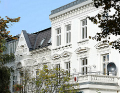 Stadtvilla mit weisser Fassade - Gründerzeitarchitektur in Hamburg Hohenfelde.