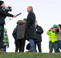 Fernsehinterview des Hamburger Bürgermeisters Olaf Scholz auf dem Deich beim Spreehafen in Hamburg Wilhelmsburg.